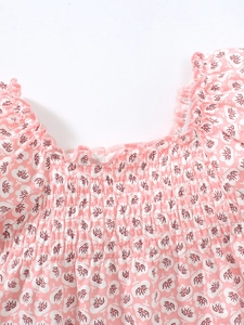 T-shirt rose en coton pour filles avec imprimé floral, col volanté et buste smocké