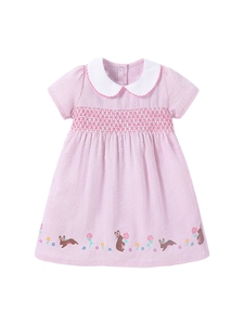 Robe rayée rose pour fille avec détails smockés et broderie lapin et fleurs
