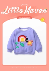 Détail du sweat-shirt violet pour fille avec broderie escargot arc-en-ciel et pois