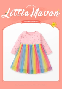 Dettaglio dell'abito a maniche lunghe da bambina con gonna in tulle arcobaleno e paillettes