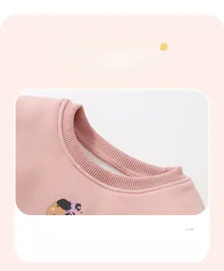 Dettaglio della felpa in pile rosa per bambina con scollo a costine e cuciture lisce