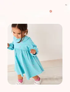 Dettaglio vestito azzurro a maniche lunghe per bambine con farfalle e colletto Peter Pan
