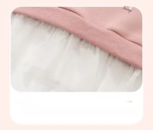 Dettaglio ravvicinato della felpa rosa da bambina con bordo a coste e tulle bianco