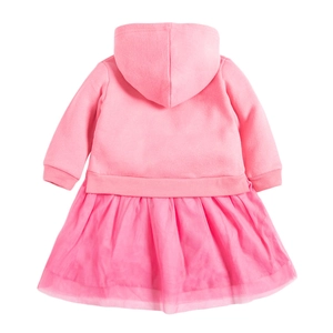 Dettaglio dell'abito rosa con cappuccio a maniche lunghe e gonna in tulle a balze leggera