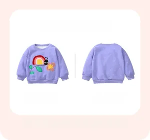 Détail du sweat en coton lavande pour filles avec broderie coccinelle et fleur arc-en-ciel