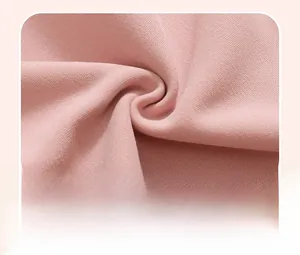 Dettaglio della trama in maglia di cotone rosa morbido per set autunnale bambina
