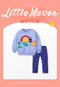 Détail de l'ensemble sweat et pantalon arc-en-ciel pour fille avec broderie fine
