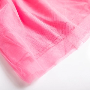 Vista macro del tessuto a rete rosa per vestito invernale casual da bambina con trama fine