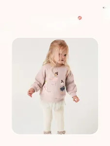 Dettaglio felpa rosa da bambina con ricamo ballerina e decorazione in tulle 3D