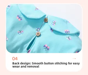 Dettaglio del colletto Peter Pan e bottoni in legno su abito in cotone con farfalle