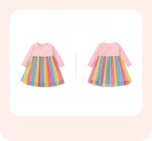 Abito da bambina a maniche lunghe con vista fronte e retro e gonna tutu arcobaleno