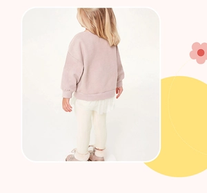Vista posteriore della felpa rosa da bambina con rete e leggings a righe crema