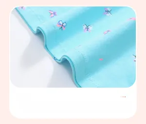 Dettaglio dell'orlo del vestito in cotone con cuciture lisce e motivi a farfalla colorati