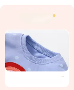 Détail d'un sweat violet pour fille avec col côtelé à pois et broderie arc-en-ciel fine
