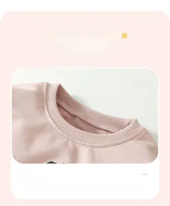 Dettaglio di un colletto a costine rosa in cotone con alta elasticità e cucitura durevole