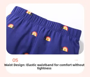 Détail de la taille élastique du pantalon enfant bleu foncé avec imprimé coccinelle arc-en-ciel