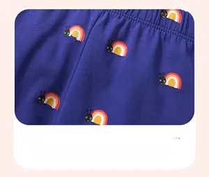 Détail du pantalon en maille enfant bleu marine avec motif escargot et taille élastique