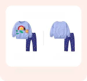 Vue avant et arrière du sweat en polaire lilas et du pantalon arc-en-ciel pour fille