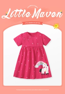 Detalle de vestido rosa para niña con bordado de unicornio y arcoíris y estampado floral