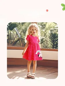 Detalle de vestido rosa para niña con mangas de volantes y motivos de unicornio