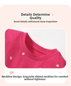 Detalle del escote con costura plana en un vestido floral rosa para niñas
