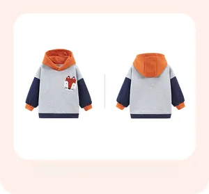 Vista fronte e retro della felpa con cappuccio per bambini con tasca a volpe e polsini
