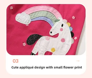 Detalle de vestido rosa de algodón para niña con aplique de unicornio e impresión por corrosión