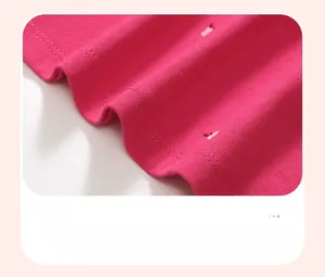 Detalle del dobladillo de vestido rosa para niña con doble costura y estampado floral