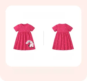 Vestido rosa para niña con estampado floral y bordado de unicornio y arco iris plano