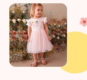 Dettaglio dell'abito tutu rosa in cotone con stampa ballerina e gonna in tulle per bambine