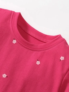 Camiseta de algodón rosa para niña con cuello redondo acanalado y estampados de cerezo