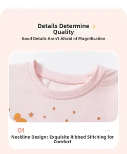 Dettaglio dello scollo dell'abito in cotone rosa per bambina con stampa a stelle e bordo a coste