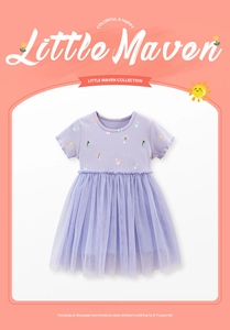 Détail d'une robe violette pour enfant avec haut imprimé arc-en-ciel et jupe en tulle