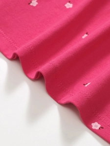 Vestido rosa de verano para niña con flores blancas y detalle de doble costura reforzada