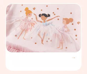 Dettaglio dell'abito in cotone rosa con tre ballerine e applicazioni in tulle 3D sulla gonna