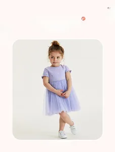 Détail de la robe de princesse violet clair pour fille avec imprimé et jupe en tulle