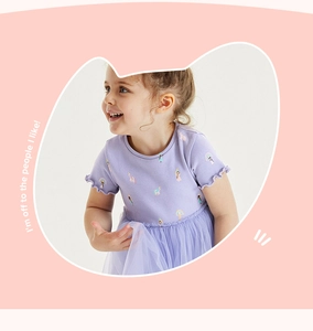 Détails d'une robe fille à manches courtes avec motif licorne et jupe tutu en tulle