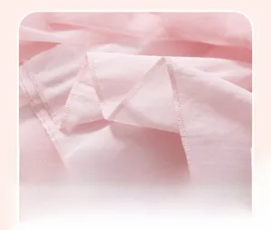Dettaglio della fodera in cotone rosa e cuciture sottili sull'abito da principessa
