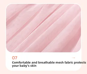 Dettaglio ravvicinato del tessuto mesh rosa traspirante per abiti da bambina