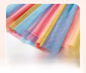 Détail des couches de tulle arc-en-ciel pastel sur une robe d'été en maille pour filles