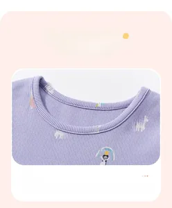 Détail de l'encolure ronde avec imprimé licorne arc-en-ciel sur robe violette fille