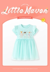 Dettaglio vestito bambina blu menta in cotone con stampa ballerine e gonna in tulle a strati