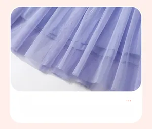 Détail de la jupe en tulle violet multicouche avec coutures renforcées délicates
