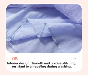 Détail de la doublure en maille cousue et des couches de tissu bleu de la robe d'été