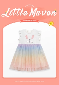 Détail du corsage en coton blanc avec broderie lapin et jupe en tulle arc-en-ciel