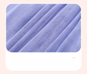 Détail du tissu en tulle lilas doux pour une robe de princesse d'été respirante pour fille