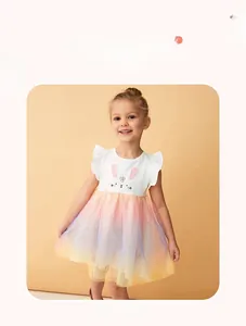Détail de robe fille avec motif lapin, épaules à volants et jupe en tulle arc-en-ciel