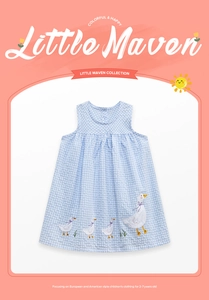 Détail de canards brodés sur une robe d'été à carreaux bleus et blancs pour fille