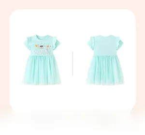 Dettaglio dell'abito tutù in cotone verde menta per bambina con grafica di ballerine