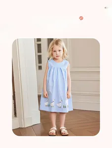 Détail de la robe vichy bleu clair pour fille avec broderie canard et herbe